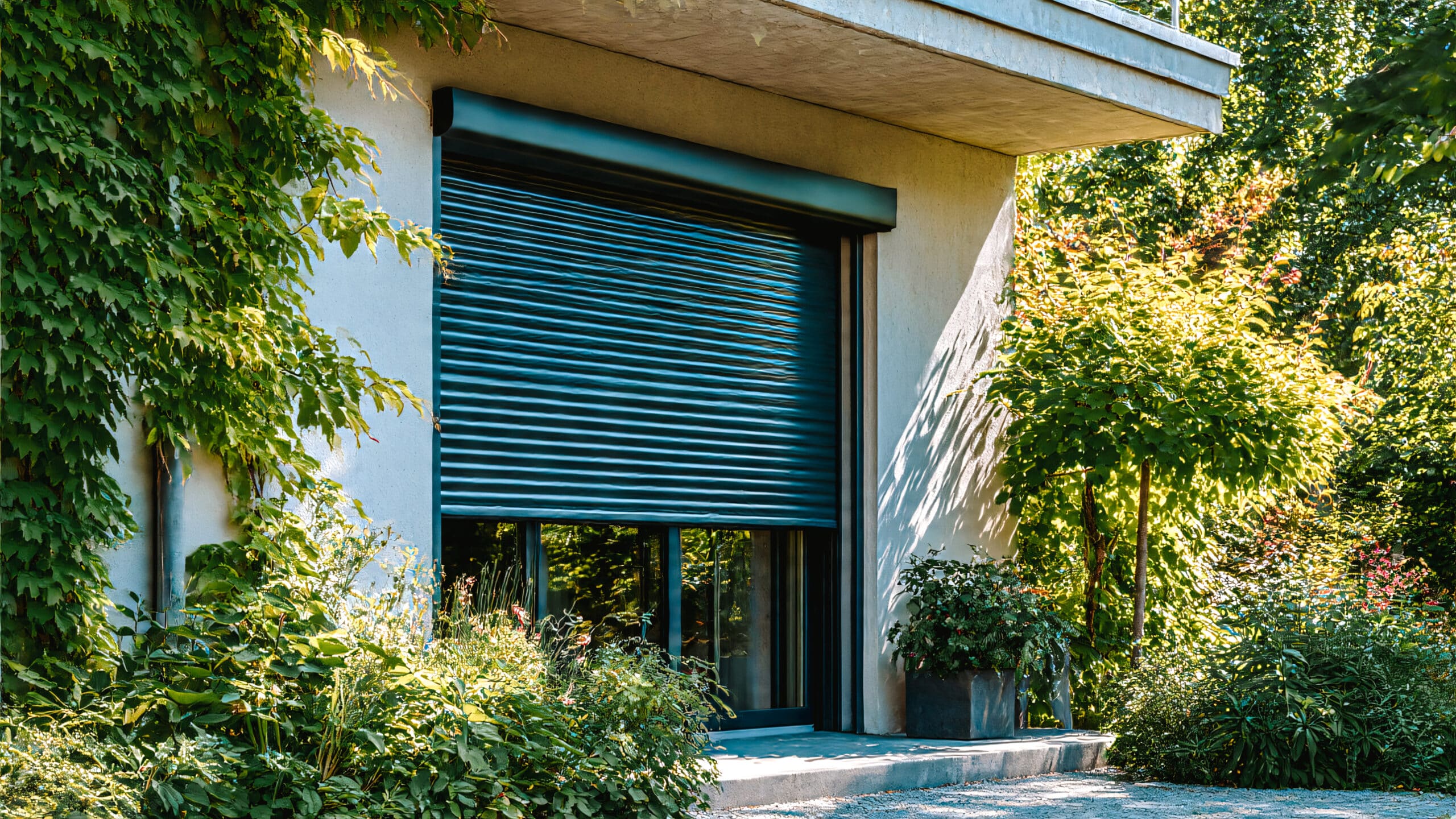 Fenêtres et volets roulants, maison avec terrasse et jardin