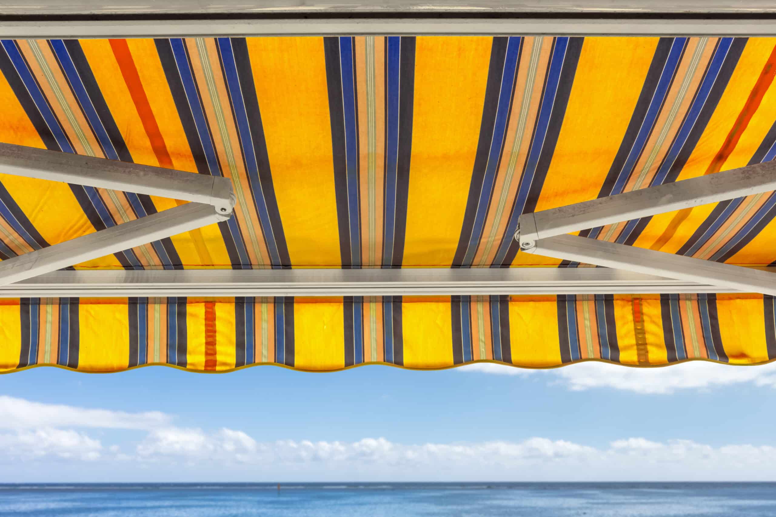 Store soleil en toile avec bras articulés